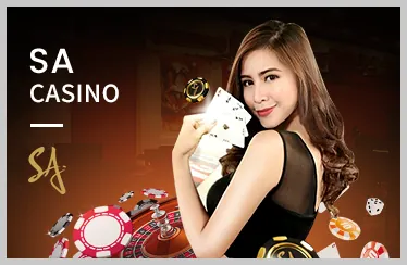 Bàn Poker với các lá bài và chip cược